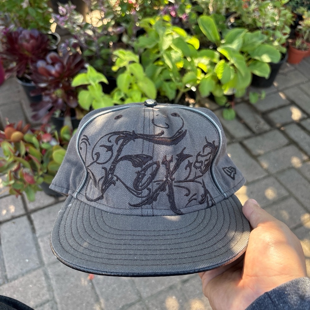 New Era Men's Gray Embroidered Graphic Cap
